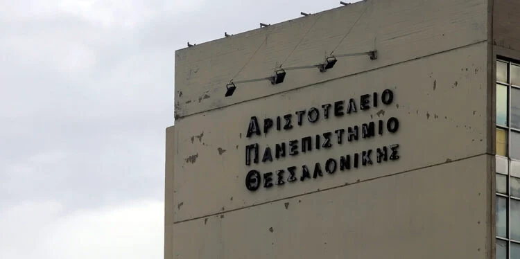 «Καμία δραστηριότητα εντός του πανεπιστημίου μετά τις 22:00, απαγορεύονται τα τσιγάρα, τα ποτά και τα ξενύχτια» λέει ο πρύτανης του ΑΠΘ