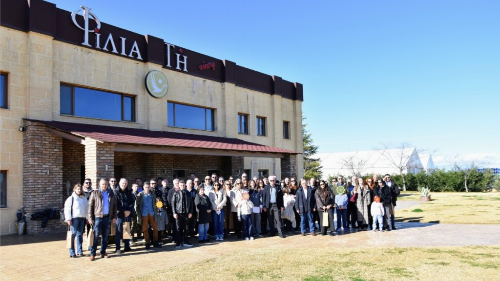 Η "Αρναουτέλης Α.Ε.Β.Ε." έκοψε την πρωτοχρονιάτικη πίτα στη λίμνη Σμοκόβου (ΦΩΤΟ)