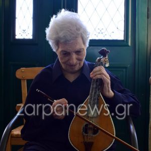 Πέθανε η Ασπασία Παπαδάκη, η πρώτη γυναίκα λυράρισσα της Κρήτης