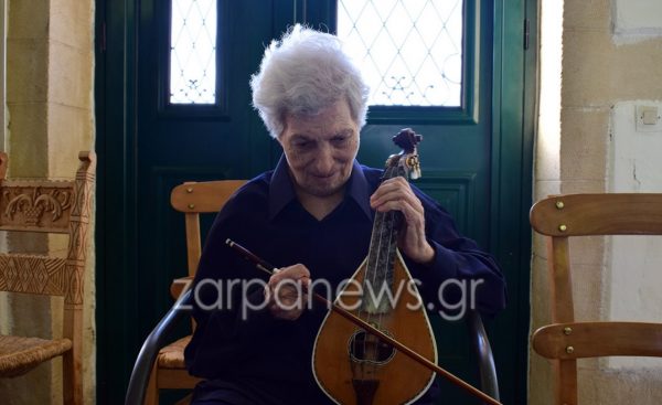 Πέθανε η Ασπασία Παπαδάκη, η πρώτη γυναίκα λυράρισσα της Κρήτης