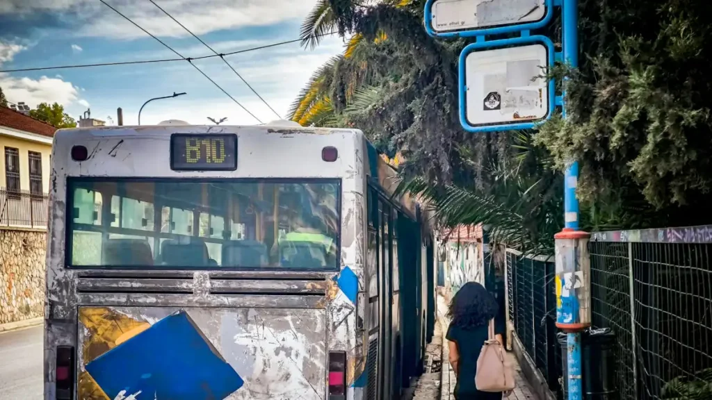 Πόρτο Ράφτη: Τρεις ανήλικοι πετούσαν πέτρες σε αστικό λεωφορείο σπάζοντας τα τζάμια