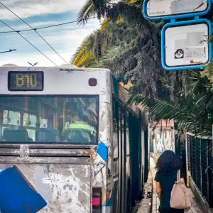 Πόρτο Ράφτη: Τρεις ανήλικοι πετούσαν πέτρες σε αστικό λεωφορείο σπάζοντας τα τζάμια