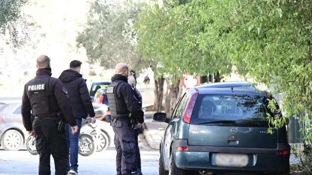 Ένοπλη ληστεία στον Σκλαβενίτη στη Θηβών: Κουκουλοφόρος απείλησε με όπλο υπάλληλο και άρπαξε τις εισπράξεις