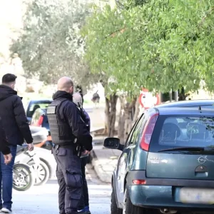 Ένοπλη ληστεία στον Σκλαβενίτη στη Θηβών: Κουκουλοφόρος απείλησε με όπλο υπάλληλο και άρπαξε τις εισπράξεις