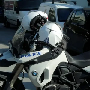 Ξεκίνησε η δίκη για βιασμό 19χρονης από δύο αστυνομικούς του Α.Τ. Ομόνοιας – «Έβγαλε τη ζώνη και το όπλο, εγώ είχα παγώσει»