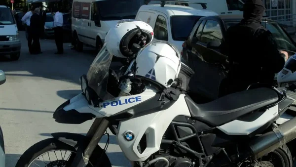 Ξεκίνησε η δίκη για βιασμό 19χρονης από δύο αστυνομικούς του Α.Τ. Ομόνοιας – «Έβγαλε τη ζώνη και το όπλο, εγώ είχα παγώσει»