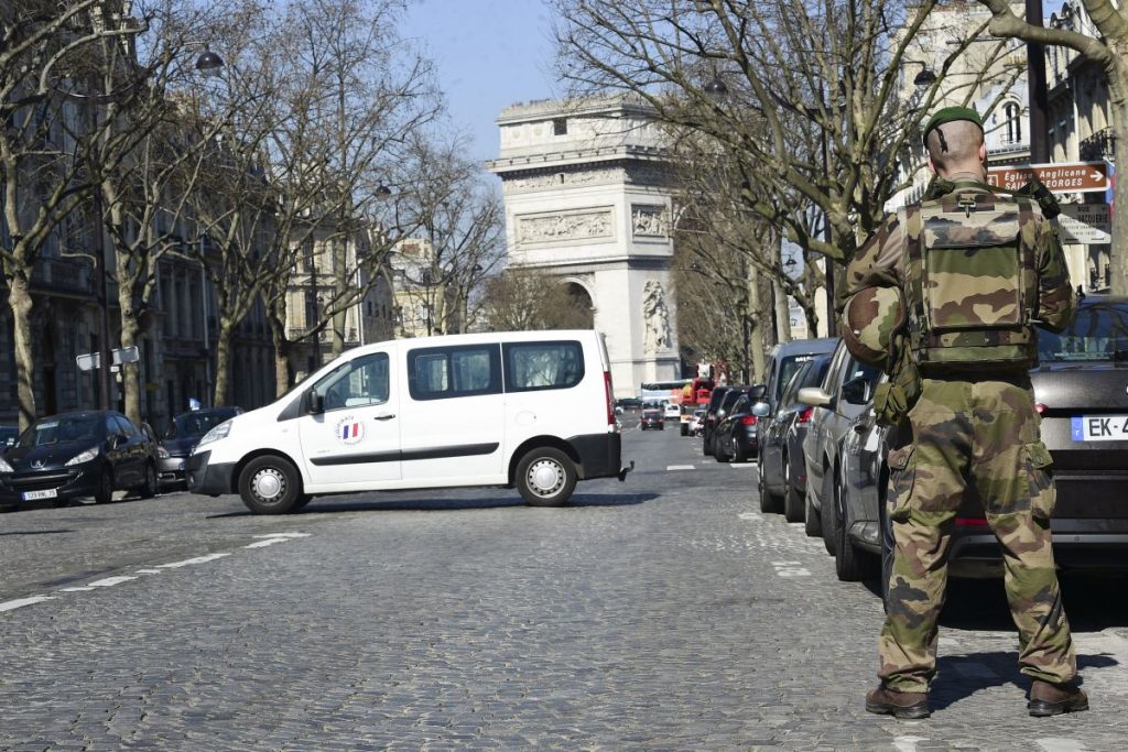 Υπόθεση μυστήριο στη Γαλλία: Τέσσερις συλλήψεις για κατασκοπεία υπέρ της Κίνας