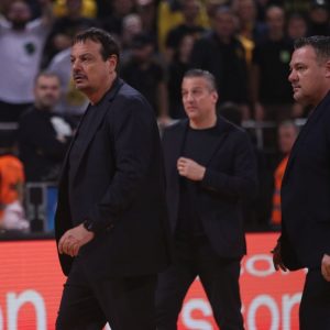 Ο εκνευρισμένος Αταμάν μπήκε στο παρκέ και αποβλήθηκε από το Άρης Betsson – Παναθηναϊκός, στα αποδυτήρια και ο Χολμς