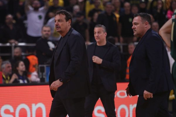 Ο εκνευρισμένος Αταμάν μπήκε στο παρκέ και αποβλήθηκε από το Άρης Betsson – Παναθηναϊκός, στα αποδυτήρια και ο Χολμς