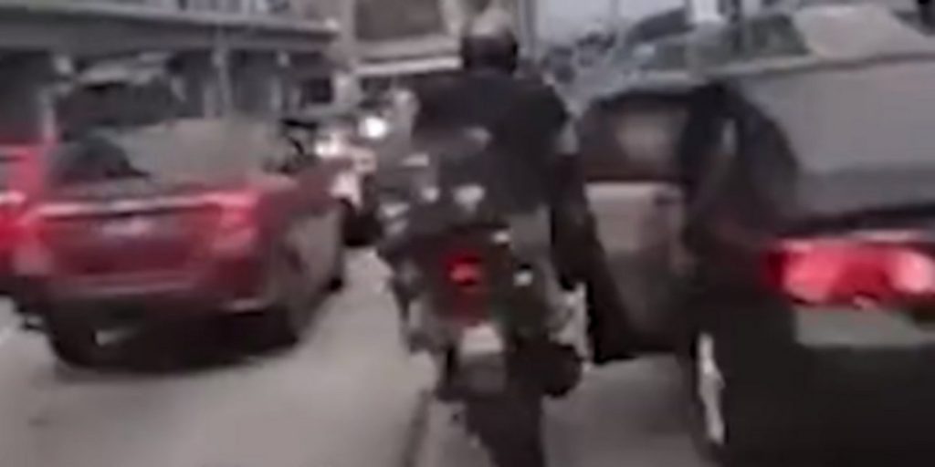 Απίστευτο βίντεο: Νήπιο άνοιξε πόρτα ΙΧ σε αυτοκινητόδρομο και προκάλεσε ατύχημα με μοτοσικλετιστές