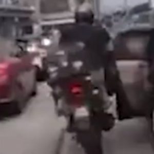 Απίστευτο βίντεο: Νήπιο άνοιξε πόρτα ΙΧ σε αυτοκινητόδρομο και προκάλεσε ατύχημα με μοτοσικλετιστές