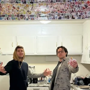 Συγκάτοικοι κάλυψαν με 7.000 αυτοκόλλητα το διαμέρισμά τους και συνεχίζουν -Viral το πρότζεκτ τους