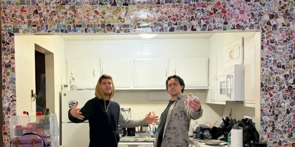 Συγκάτοικοι κάλυψαν με 7.000 αυτοκόλλητα το διαμέρισμά τους και συνεχίζουν -Viral το πρότζεκτ τους