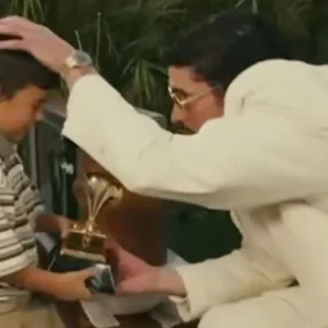 Ο Bad Bunny χάρισε το Grammy του σε μικρό αγόρι στη σκηνή του Super Bowl – Η στιγμή που έγινε viral