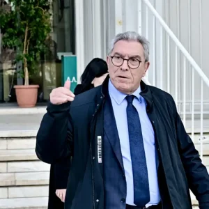 Ένταση στη δίκη για τα Τέμπη: «Εγώ δεν παίζω θέατρο», είπε ο Καπερνάρος, «ντροπή να λες κάτι τέτοιο για τους γονείς» του απάντησαν