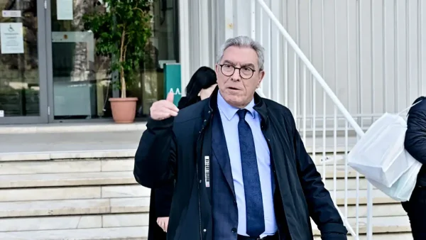 Ένταση στη δίκη για τα Τέμπη: «Εγώ δεν παίζω θέατρο», είπε ο Καπερνάρος, «ντροπή να λες κάτι τέτοιο για τους γονείς» του απάντησαν