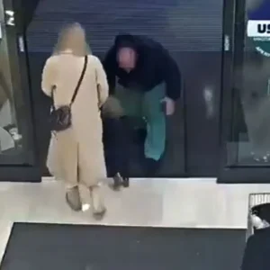 Μετανάστης στην Ιταλία άρπαξε κοριτσάκι από τα χέρια της μαμάς του σε σούπερ μάρκετ: Δείτε βίντεο