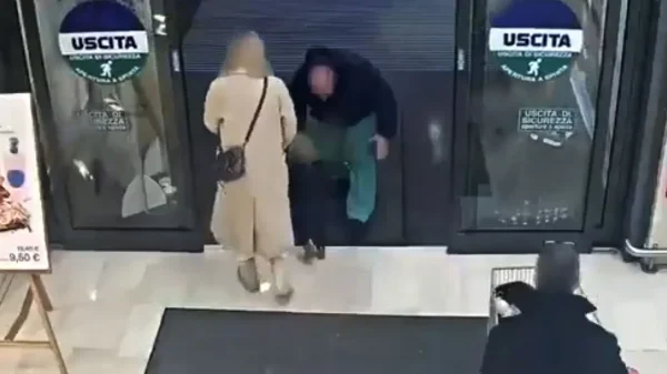 Μετανάστης στην Ιταλία άρπαξε κοριτσάκι από τα χέρια της μαμάς του σε σούπερ μάρκετ: Δείτε βίντεο