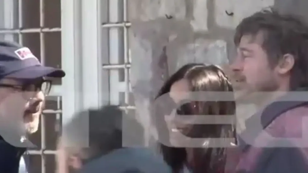 Ευδιάθετος ο Μπραντ Πιτ στην Ύδρα: Στο πλευρό του για πρώτη φορά η σύντροφός του Ινές Ντε Ραμόν