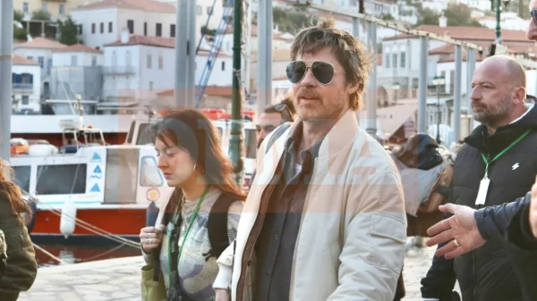 Χαλαρός και χαμογελαστός ο Μπράντ Πιτ στην Ύδρα για τη νέα του ταινία, δείτε βίντεο και φωτογραφίες