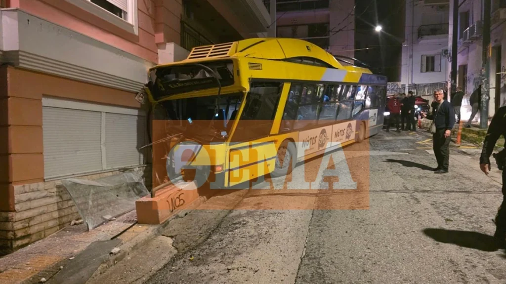 Τρόλεϊ έπεσε σε πολυκατοικία στα Πετράλωνα, τραυματίστηκε ο οδηγός