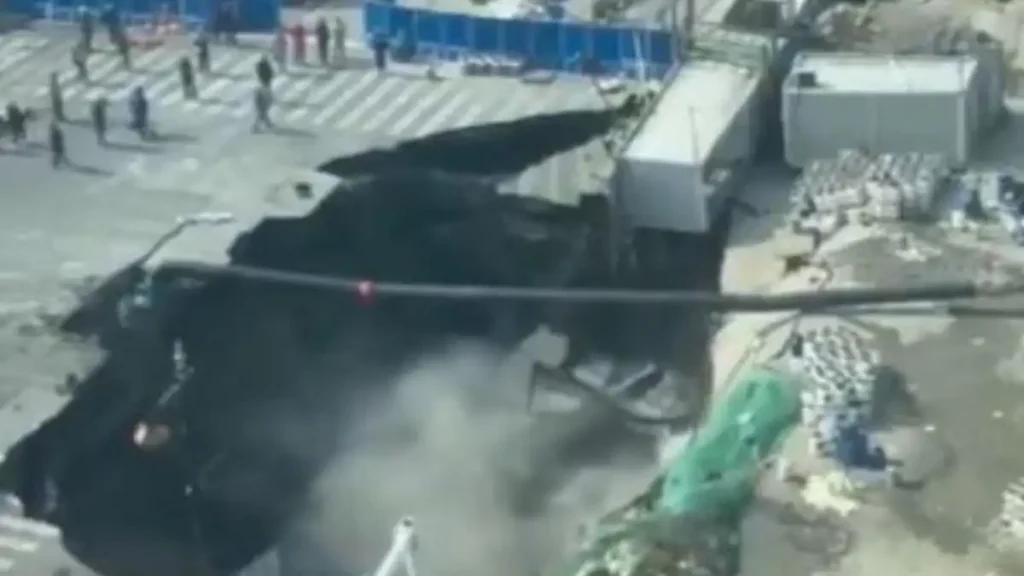 Τρομακτικό βίντεο στην Κίνα: Τεράστια καθίζηση «καταπίνει» δρόμο στη Σανγκάη και παρασύρει τα πάντα