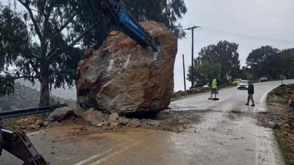Χίος: Μάχη για να απομακρυνθεί ο τεράστιος βράχος που έπεσε – Προσπαθούν να τον σπάσουν για να τον μεταφέρουν