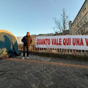 Δήμαρχος κοιμάται σε σκηνή μπροστά σε νοσοκομείο εδώ και 60 ημέρες - Η διαμαρτυρία για την υγειονομική περίθαλψη