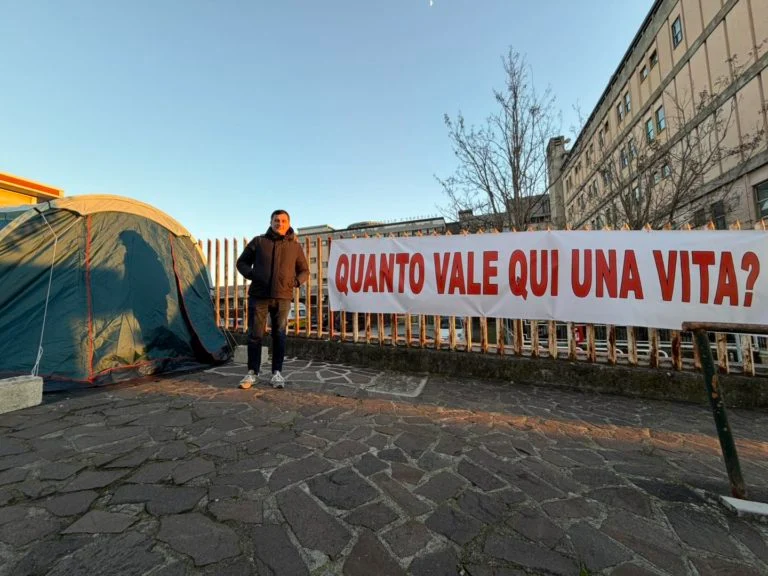 Δήμαρχος κοιμάται σε σκηνή μπροστά σε νοσοκομείο εδώ και 60 ημέρες - Η διαμαρτυρία για την υγειονομική περίθαλψη