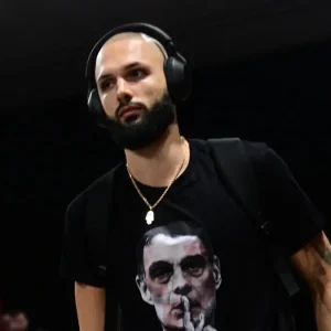 Ολυμπιακός – Βίρτους Μπολόνια: Ο Φουρνιέ φόρεσε μπλούζα με το πρόσωπο του Μπαρτζώκα στο ΣΕΦ