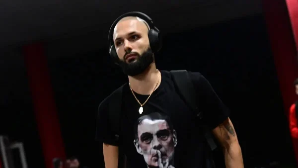 Ολυμπιακός – Βίρτους Μπολόνια: Ο Φουρνιέ φόρεσε μπλούζα με το πρόσωπο του Μπαρτζώκα στο ΣΕΦ