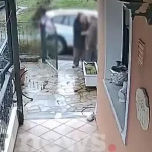 Η στιγμή που Ρομά αγκαλιάζει ηλικιωμένο και του κλέβει αλυσίδα από τον λαιμό: Πάνω από 400.000 ευρώ η λεία του κυκλώματος