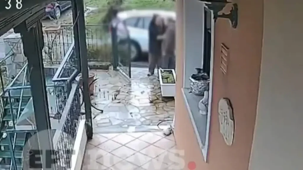 Η στιγμή που Ρομά αγκαλιάζει ηλικιωμένο και του κλέβει αλυσίδα από τον λαιμό