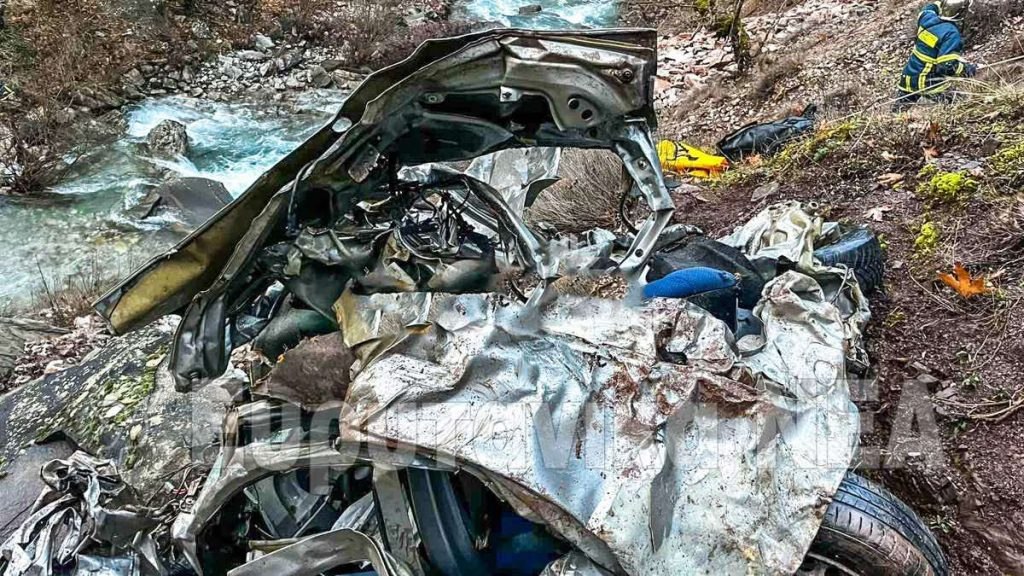 Θρίλερ στον Προυσό Ευρυτανίας: Άμορφη μάζα το αυτοκίνητο που έπεσε σε χαράδρα 300 μέτρων - Νεκρός ο οδηγός, ψάχνουν στα σκοτάδια αν υπήρχαν άλλοι επιβάτες (ΒΙΝΤΕΟ)
