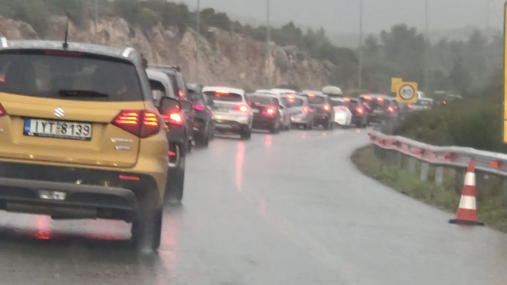 Ουρές χιλιομέτρων και σήμερα Σάββατο στην εθνική οδό Αθηνών - Λαμίας. Εντυπωσιακές εικόνες από drone τη νύχτα (ΒΙΝΤΕΟ)