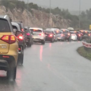 Ουρές χιλιομέτρων και σήμερα Σάββατο στην εθνική οδό Αθηνών - Λαμίας. Εντυπωσιακές εικόνες από drone τη νύχτα (ΒΙΝΤΕΟ)