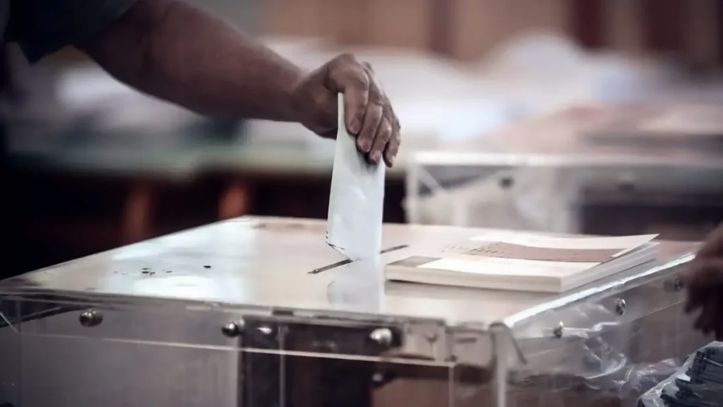 Δημοσκόπηση Interview: Πρώτη η ΝΔ με 31,9% -Μείωση ποσοστών για Καρυστιανού, στάσιμος ο Τσίπρας, «όχι» σε εμπλοκή του Ντε Γκρες