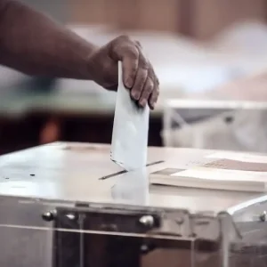 Δημοσκόπηση Interview: Πρώτη η ΝΔ με 31,9% -Μείωση ποσοστών για Καρυστιανού, στάσιμος ο Τσίπρας, «όχι» σε εμπλοκή του Ντε Γκρες