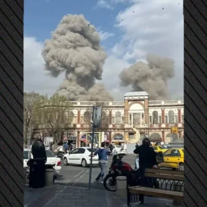 Εκρήξεις σε πολλές πόλεις του Ιράν: Μεγάλες ουρές στα βενζινάδικα της Τεχεράνης, εγκαταλείπουν οι κάτοικοι