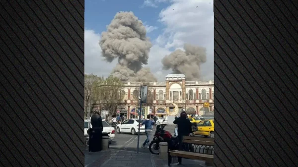 Εκρήξεις σε πολλές πόλεις του Ιράν: Μεγάλες ουρές στα βενζινάδικα της Τεχεράνης, εγκαταλείπουν οι κάτοικοι