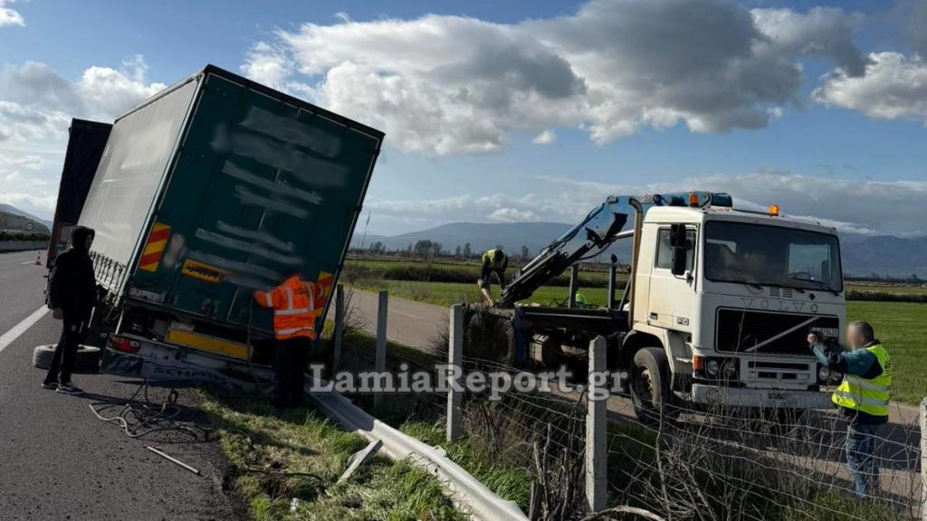 Εκτροπή έμφορτης νταλίκας στην εθνική οδό Αθηνών - Λαμίας (ΦΩΤΟ)