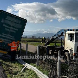 Εκτροπή έμφορτης νταλίκας στην εθνική οδό Αθηνών - Λαμίας (ΦΩΤΟ)