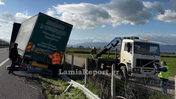 Εκτροπή έμφορτης νταλίκας στην εθνική οδό Αθηνών - Λαμίας (ΦΩΤΟ)