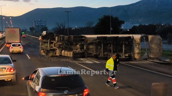 Ανατροπή νταλίκας στην εθνική - Κλειστές δύο λωρίδες κυκλοφορίας λίγο πριν το Σείριο (ΒΙΝΤΕΟ)