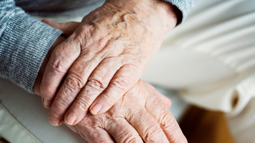 «Ακόμα τον περιμένω να έρθει στο σπίτι μας»: Συγκλονίζει η σύζυγος του 72χρονου που πέθανε μετά από άγρια ληστεία στα Μέγαρα