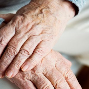 «Ακόμα τον περιμένω να έρθει στο σπίτι μας»: Συγκλονίζει η σύζυγος του 72χρονου που πέθανε μετά από άγρια ληστεία στα Μέγαρα