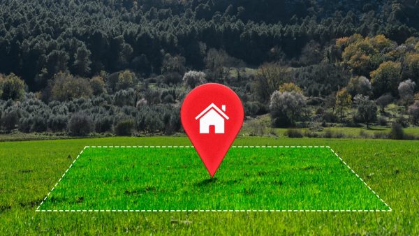 Πωλούνται ή ενοικιάζονται κατοικία, δύο αίθουσες, ελιές και αμπέλι στη Μακρακώμη