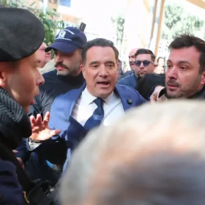 Χαμός στον «αέρα» ανάμεσα στον Άδωνι Γεωργιάδη και τον γιατρό από τη Νίκαια: «Αυτές οι εικόνες είναι χούντα» – «Έπρεπε να του έχω κάνει αυτόφωρο»