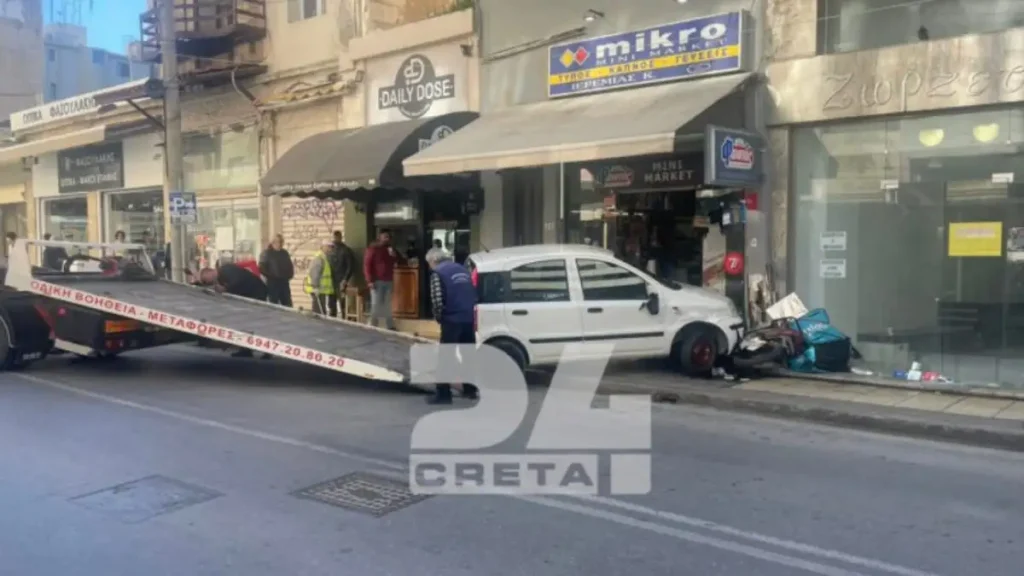 Ηράκλειο: Απίθανο σκηνικό με αυτοκίνητο να "καρφώνεται" σε μίνι μάρκετ