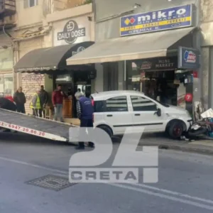 Ηράκλειο: Απίθανο σκηνικό με αυτοκίνητο να "καρφώνεται" σε μίνι μάρκετ